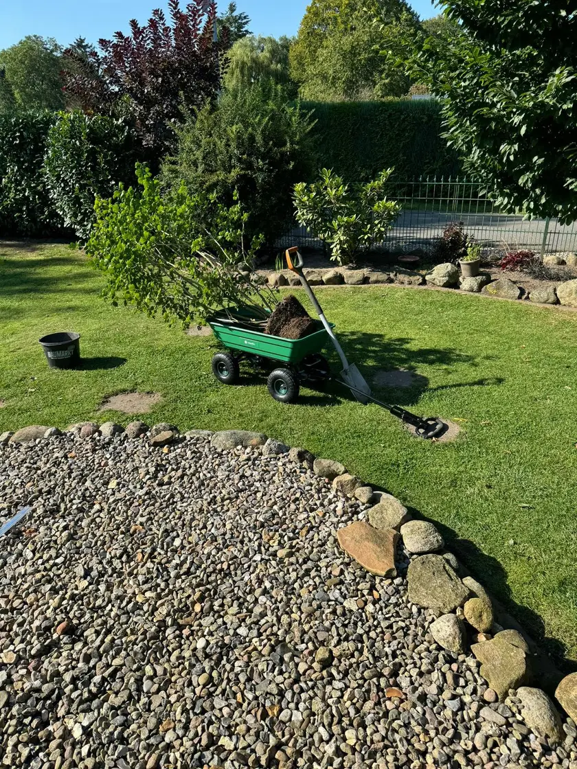 Garten mit Kiesbeet und Schubkarre vor dem Einsatz